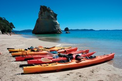 Ozeanien, Neuseeland: Nord- und Sdinsel - Natur hautnah erleben - Kayaks am Strand